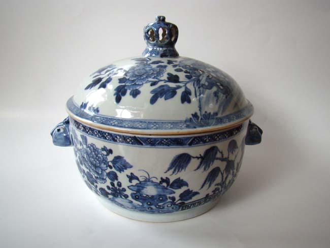 A beautiful large early 19th century Chinese Export Porcelain covered bowl